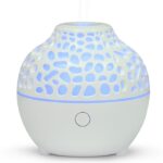 Difuzor Hestia v beli barvi z razprševanjem eteričnih olj in spreminjajočo LED osvetlitvijo