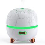 Marmornat difuzor SELENE z LED osvetlitvijo v zeleni barvi, primeren za sproščujočo atmosfero v vsakem prostoru.