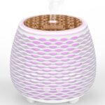 Beli difuzor Vesta z LED osvetlitvijo za prijetno vzdušje in sprostitev.