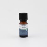 Eterično olje evkaliptusa in limone v steklenički, znano po svojih osvežujočih in poživljajočih lastnostih.