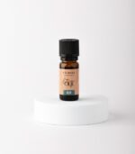 Eterično olje bora v steklenički, primerno za ustvarjanje energičnega vzdušja.