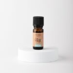 Eterično olje evkaliptusa in limone v steklenički, znano po svojih osvežujočih in poživljajočih lastnostih.