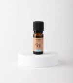 Eterično olje evkaliptusa in limone v steklenički, znano po svojih osvežujočih in poživljajočih lastnostih.